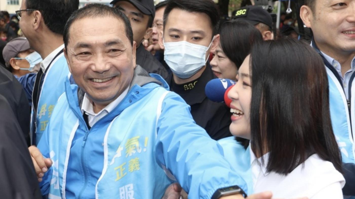 侯友宜（前左）、立委參選人徐巧芯（前右）2日在台北市信義區舉辦聯合競選總部成立大會。中央社