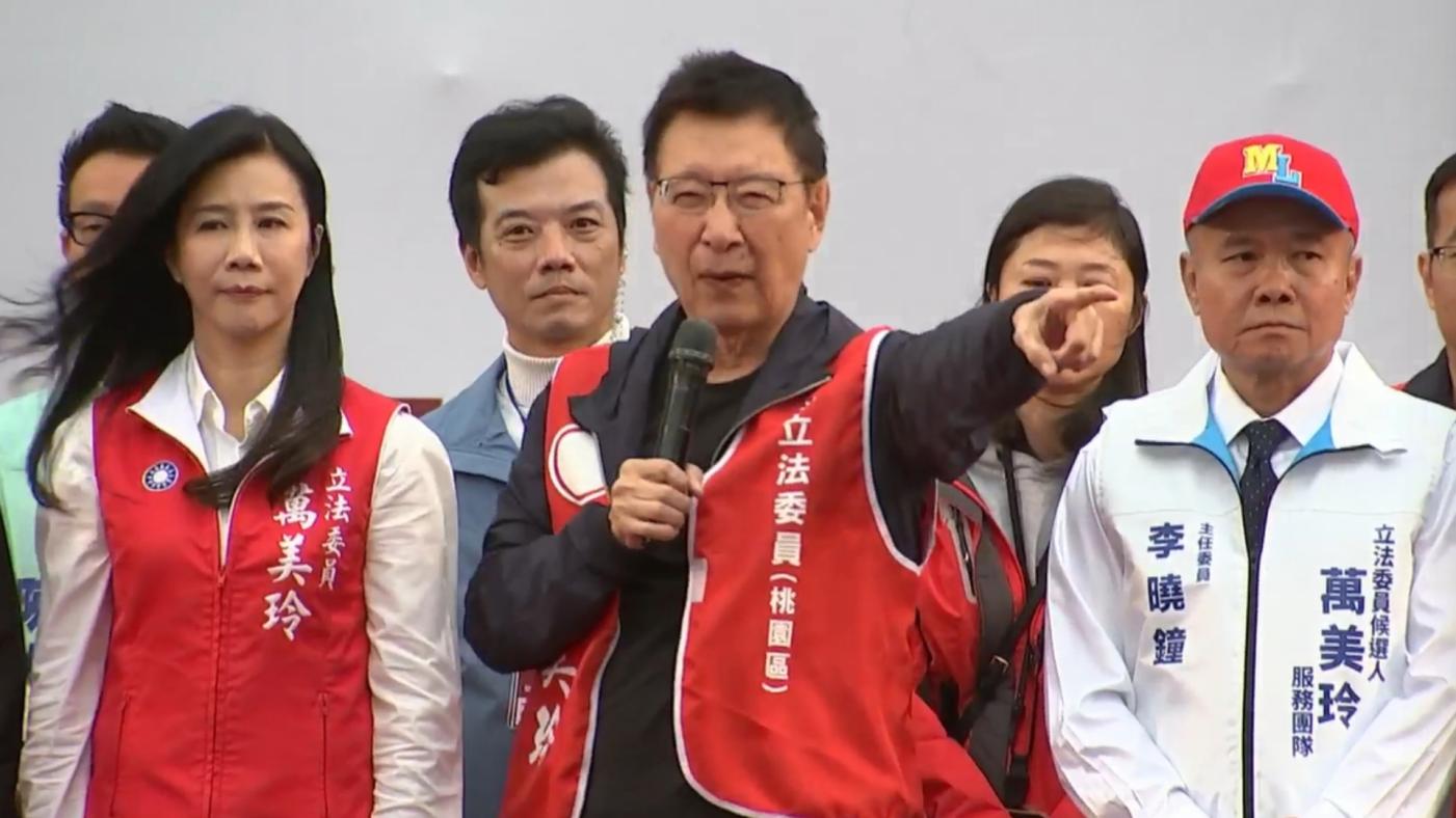 趙少康（中)２日到桃園幫國民黨立委萬美玲（左）站台。翻攝萬美玲臉書