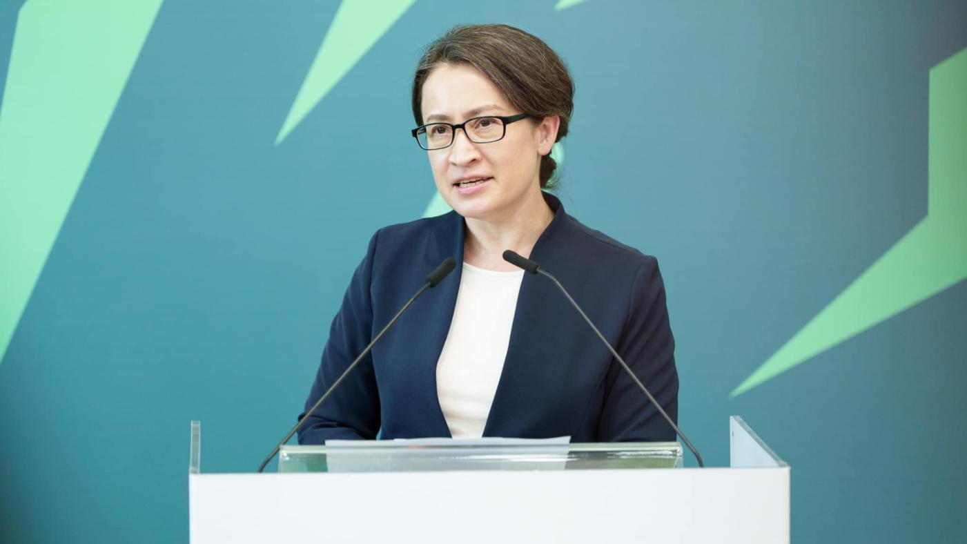 民進黨副總統候選人蕭美琴（右）遭爆屬回復國籍，參選資格惹議。翻攝蕭美琴 Bi-khim Hsiao 臉書