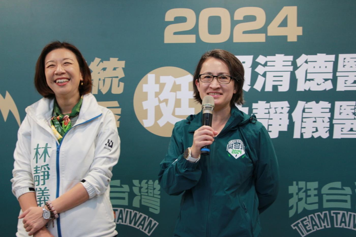 蕭美琴（右）4日到台中陪同黨籍立委參選人林靜儀（左）掃街拜票時表示，從來沒有放棄過中華民國國籍，美國籍在2002年就已放棄，相關證明都有。 中央社