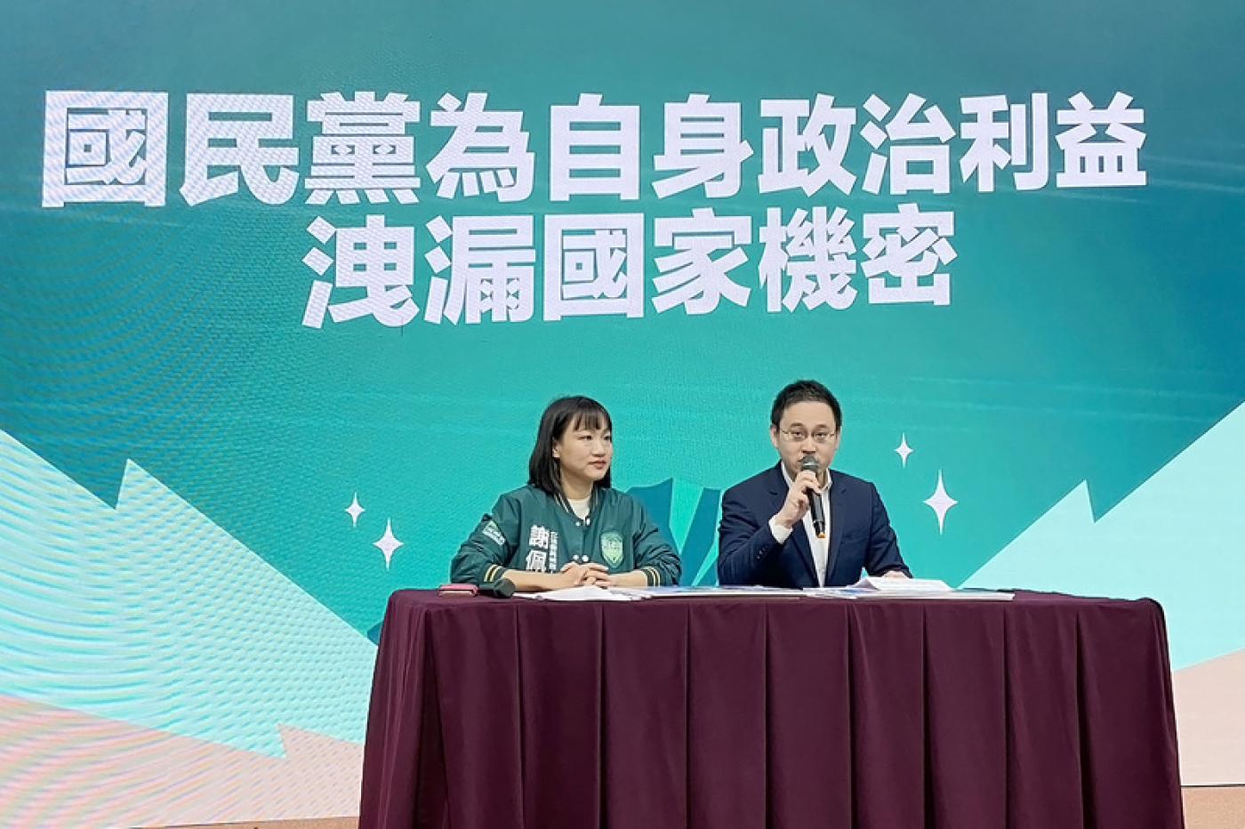 賴清德競選總部發言人趙怡翔（右）、立委參選人謝佩芬（左）7日舉行「國民黨為自身政治利益洩漏國家機密」記者會。中央社