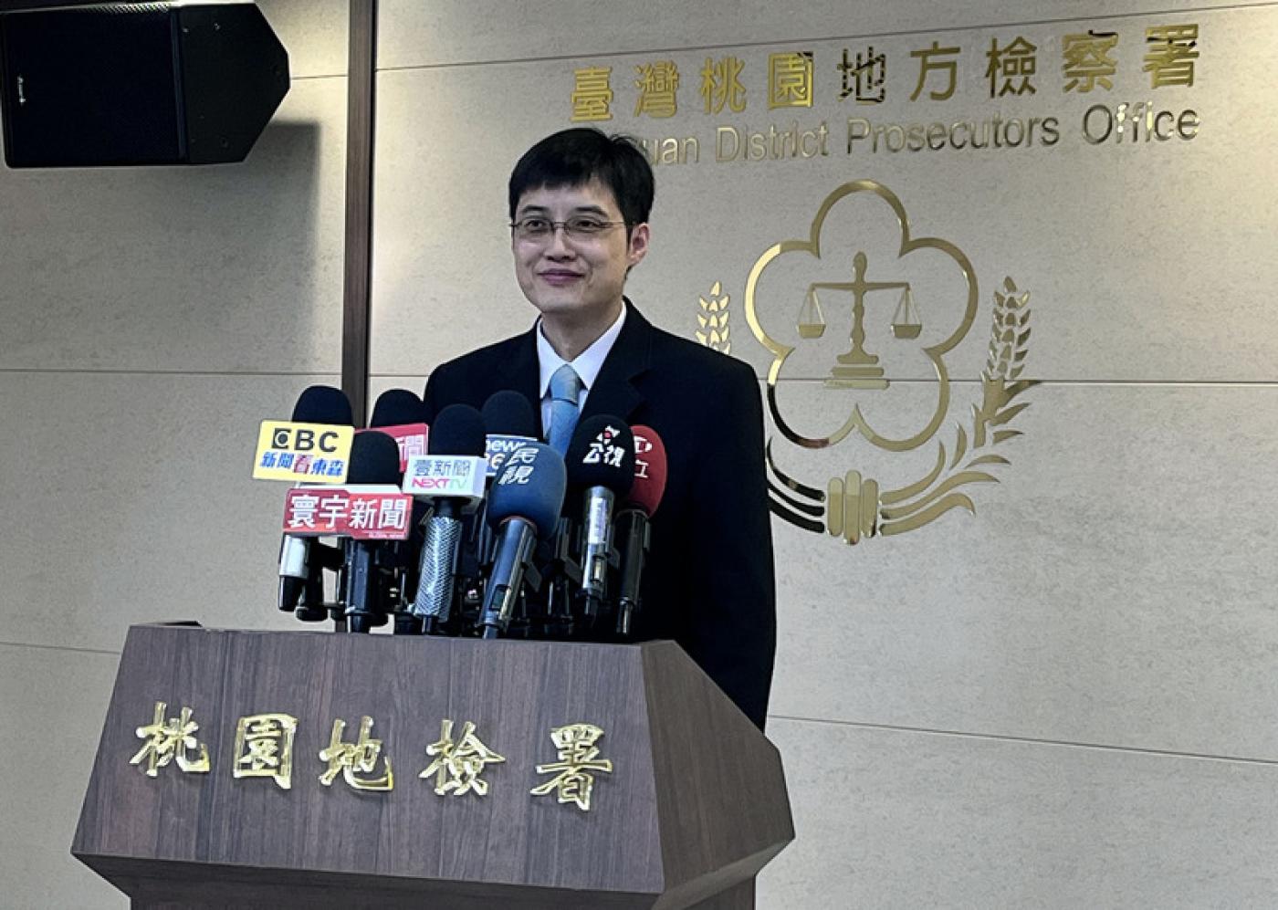 桃園地檢署襄閱主任檢察官康惠龍8日下午說明，臉書粉專「Linbay好油」涉自導自演遭恐嚇案偵辦調查經過。中央社
