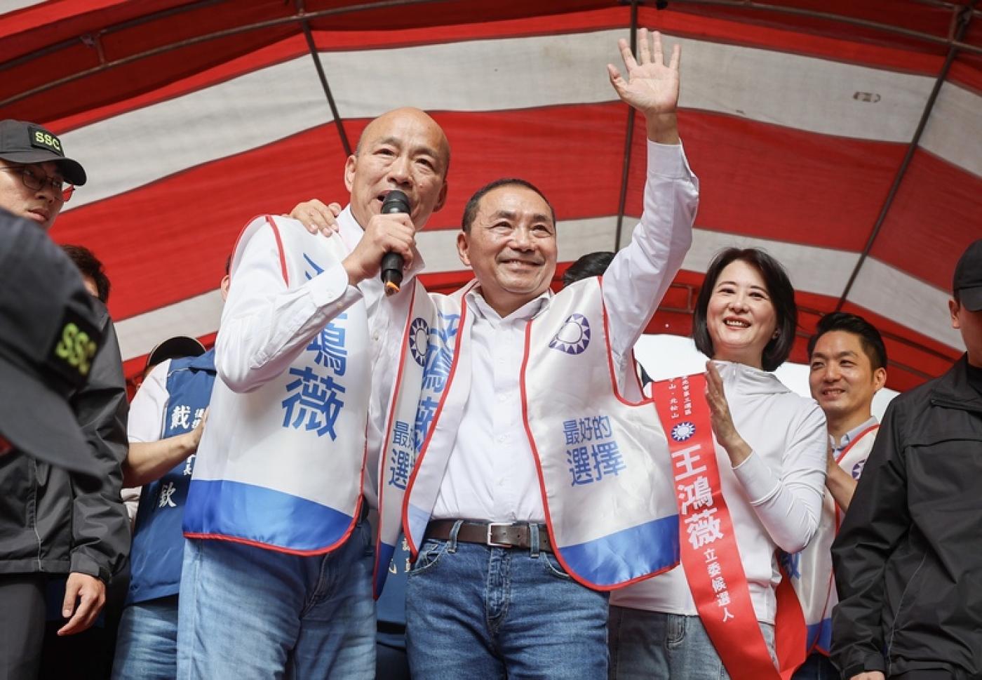侯友宜9日表示，當選後剛重新檢討108課綱。圖為侯友宜（前左2）9日在不分區立委參選人韓國瑜（前左）出席黨籍立委王鴻薇（右2）競選總部成立大會。中央社