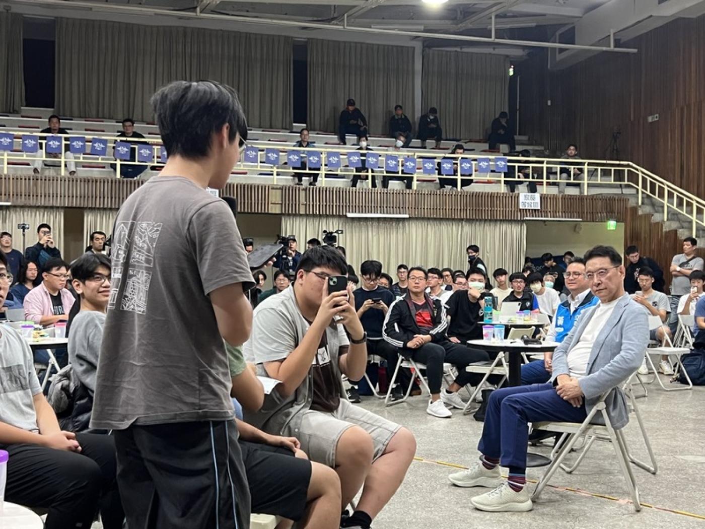 趙少康首場「與青年對談」9日晚間在台中開場，與中部學子交流、暢談兩岸、經濟、政治等議題逾3小時。中央社