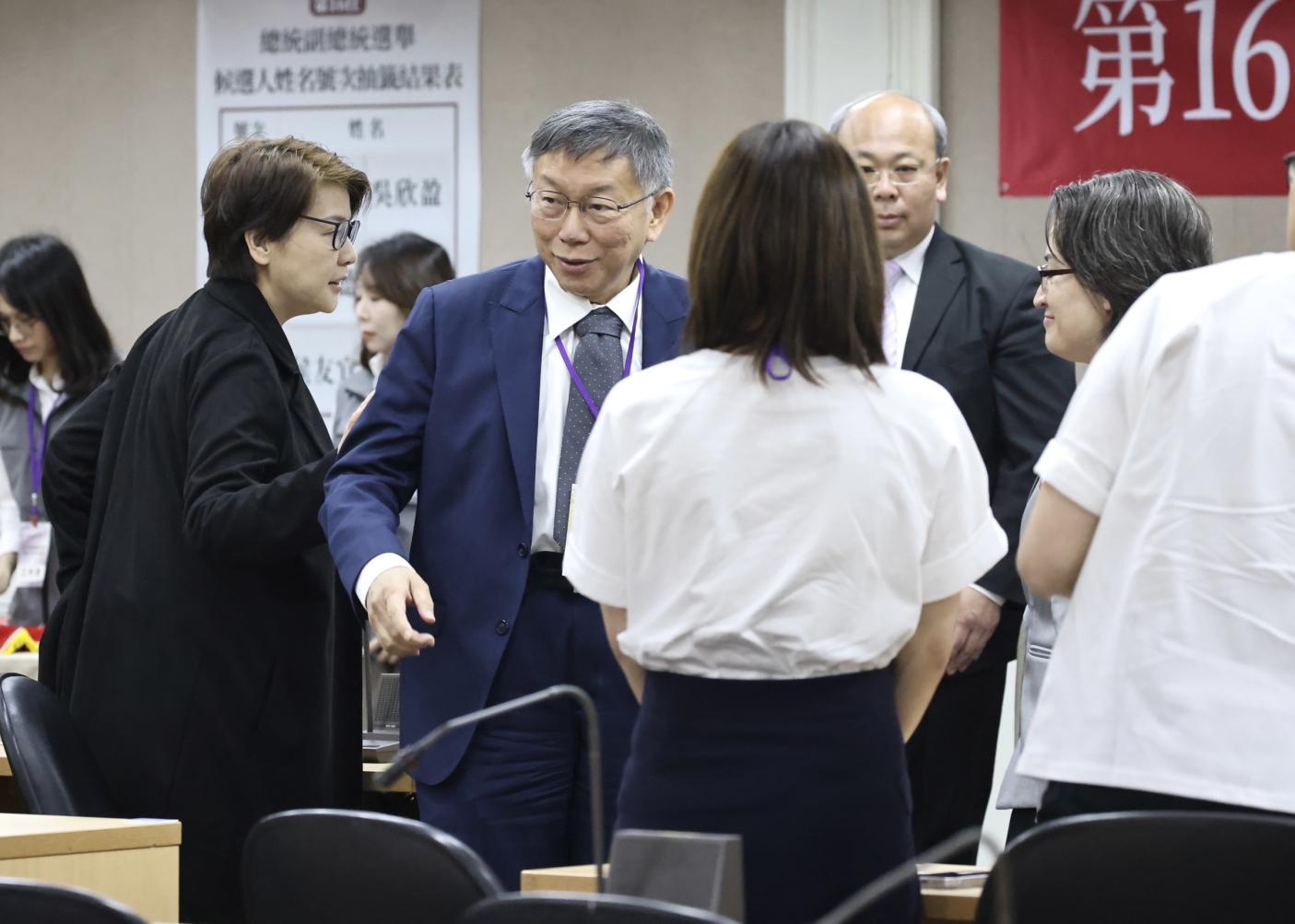 柯文哲上午赴中選會抽總統選舉候選人號次。林啟弘攝