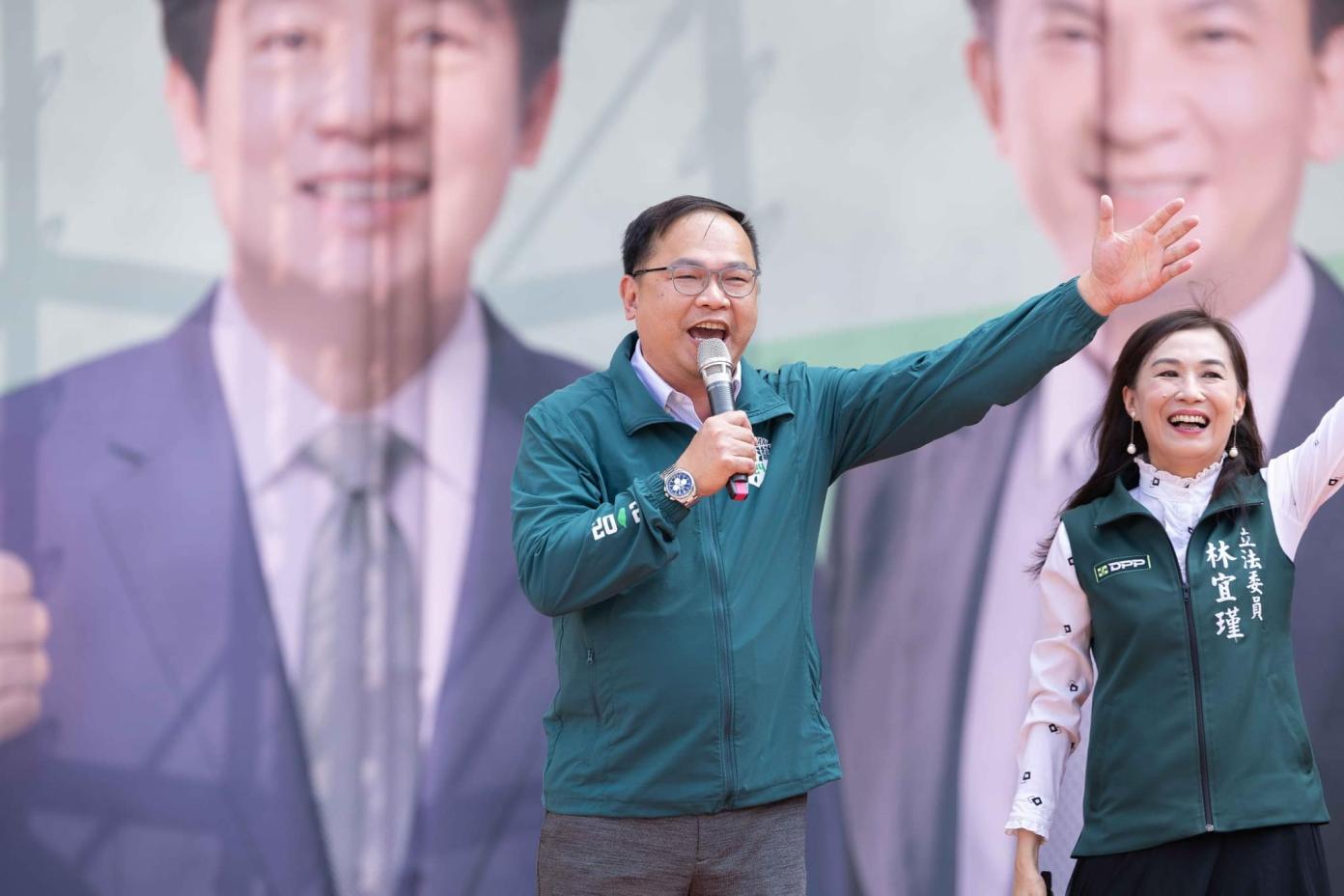 王義川被民眾目擊開車違規紅燈左轉。翻攝王義川臉書