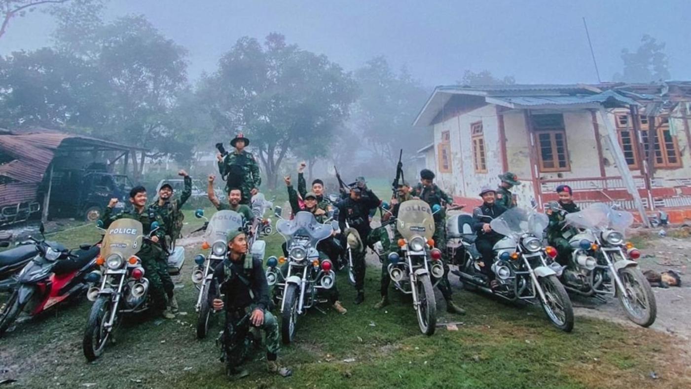  緬軍已疲於應付「三兄弟聯盟」等各地武裝勢力戰鬥。圖為克倫尼聯軍部隊佔領克倫尼邦級警察局。翻攝@kokang0123「X」社群平台