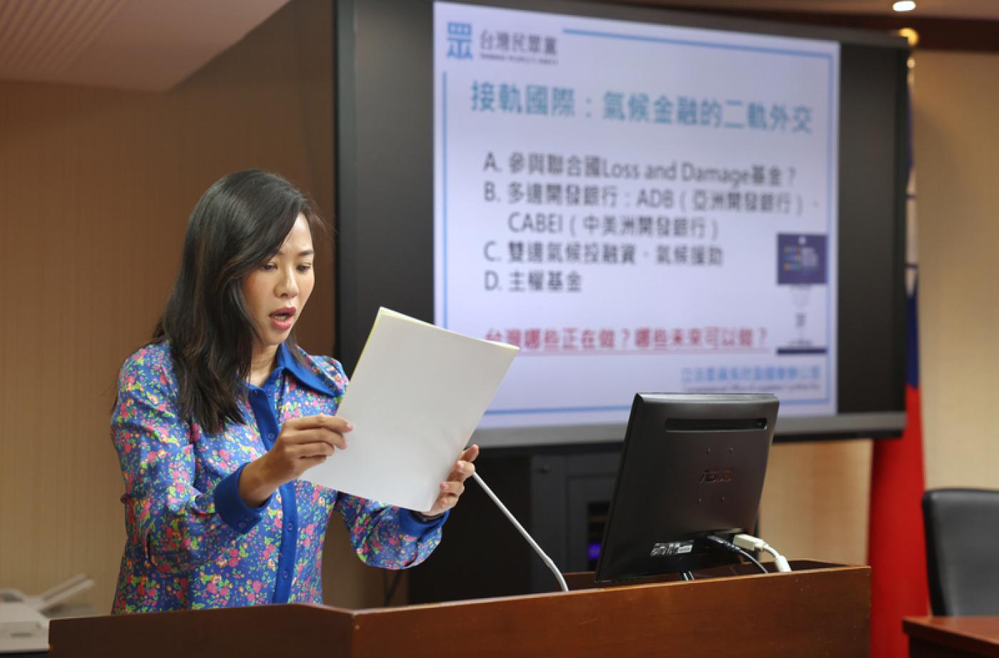 民眾黨副總統參選人、立委吳欣盈14日出席立法院社會福利及衛生環境委員會，以召委身分主持會議。中央社