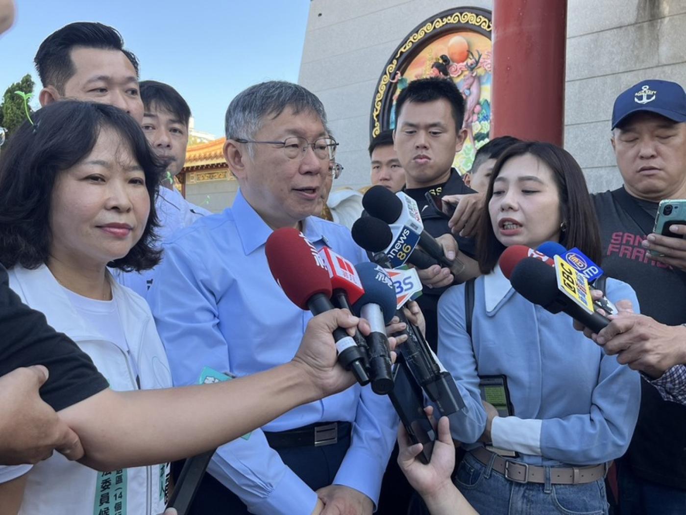 柯文哲（前左2）16日到高雄市造勢。中央社