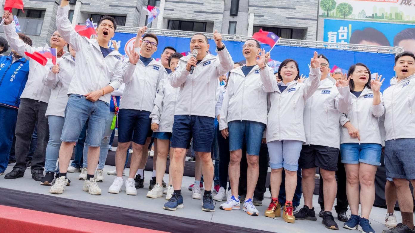 侯趙台中競總成立，盧秀燕、朱立倫、侯友宜等人穿短褲上台。侯友宜臉書