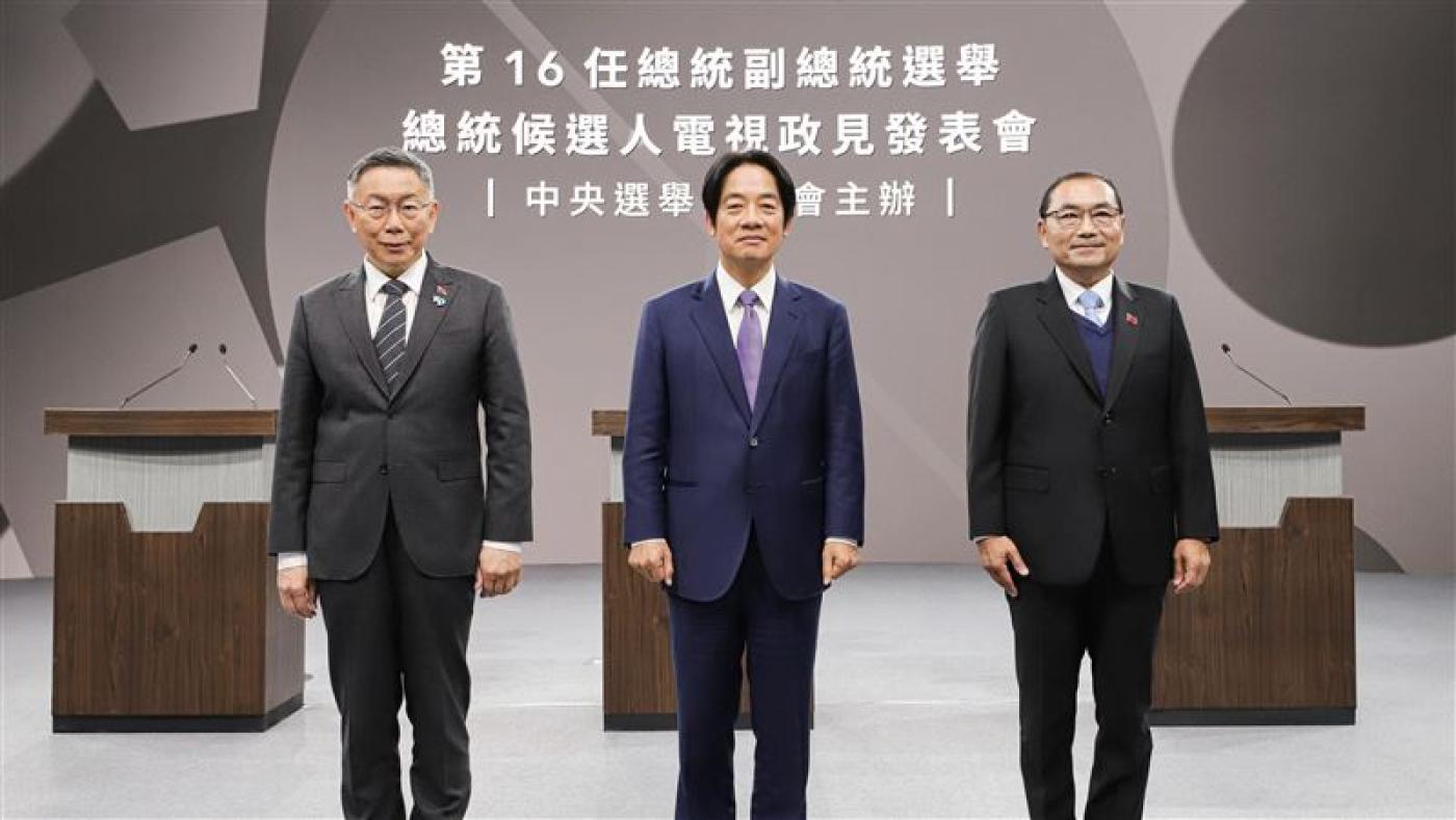 2024總統候選人電視政見發表會第一場20日登場，國民黨候選人侯友宜（右起）、民進黨候選人賴清德、民眾黨候選人柯文哲。中選會提供