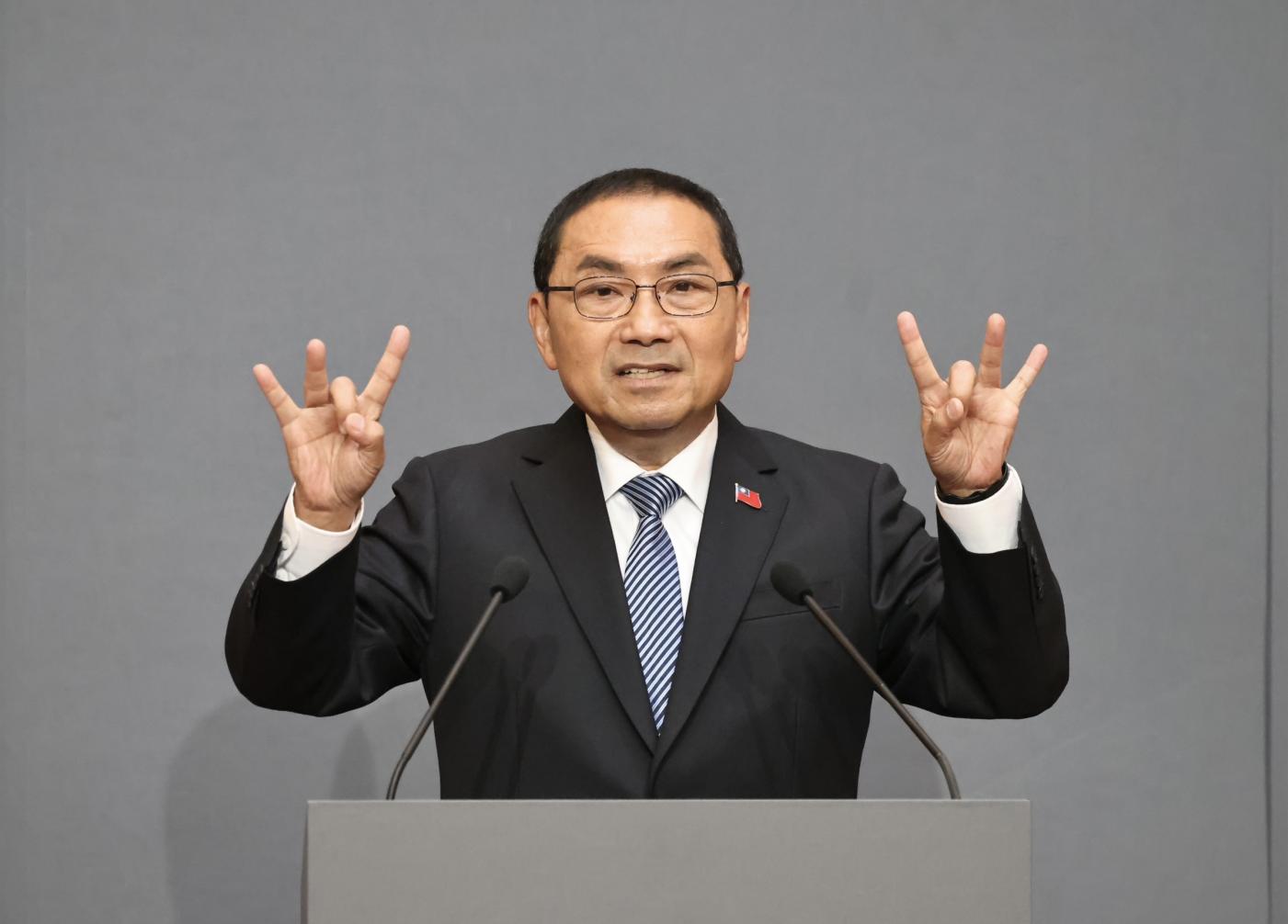 侯友宜以雙手比出「佛光山喜樂手勢」，代表「你好，我好，大家都好」。林啟弘攝