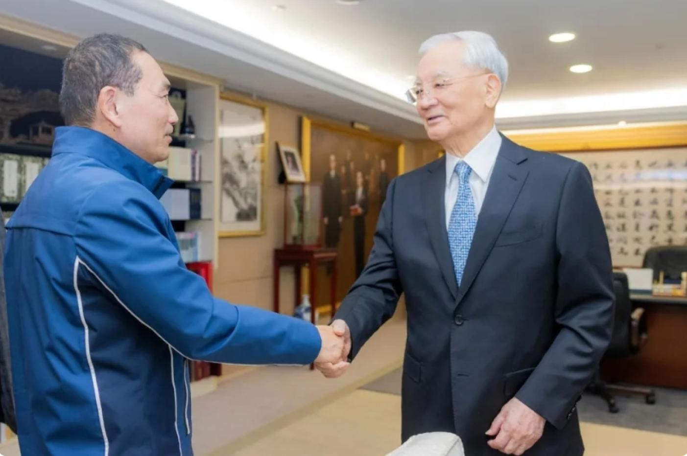 侯友宜6月時前往拜會前副總統連戰。翻攝侯友宜臉書