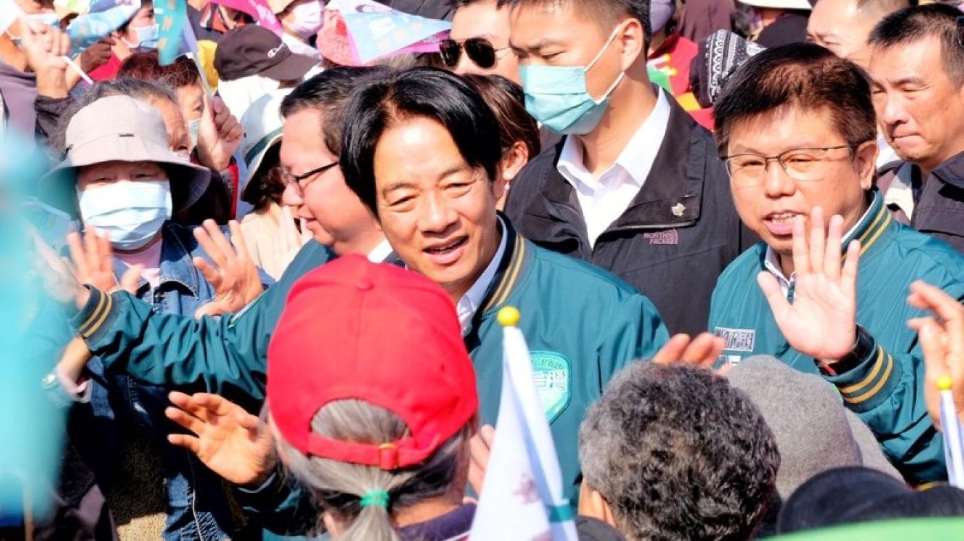 民進黨總統候選人賴清德（中）31日上午到桃園市平鎮區鎮安宮及建安宮參香，進場時受到現場鄉親夾道歡迎。