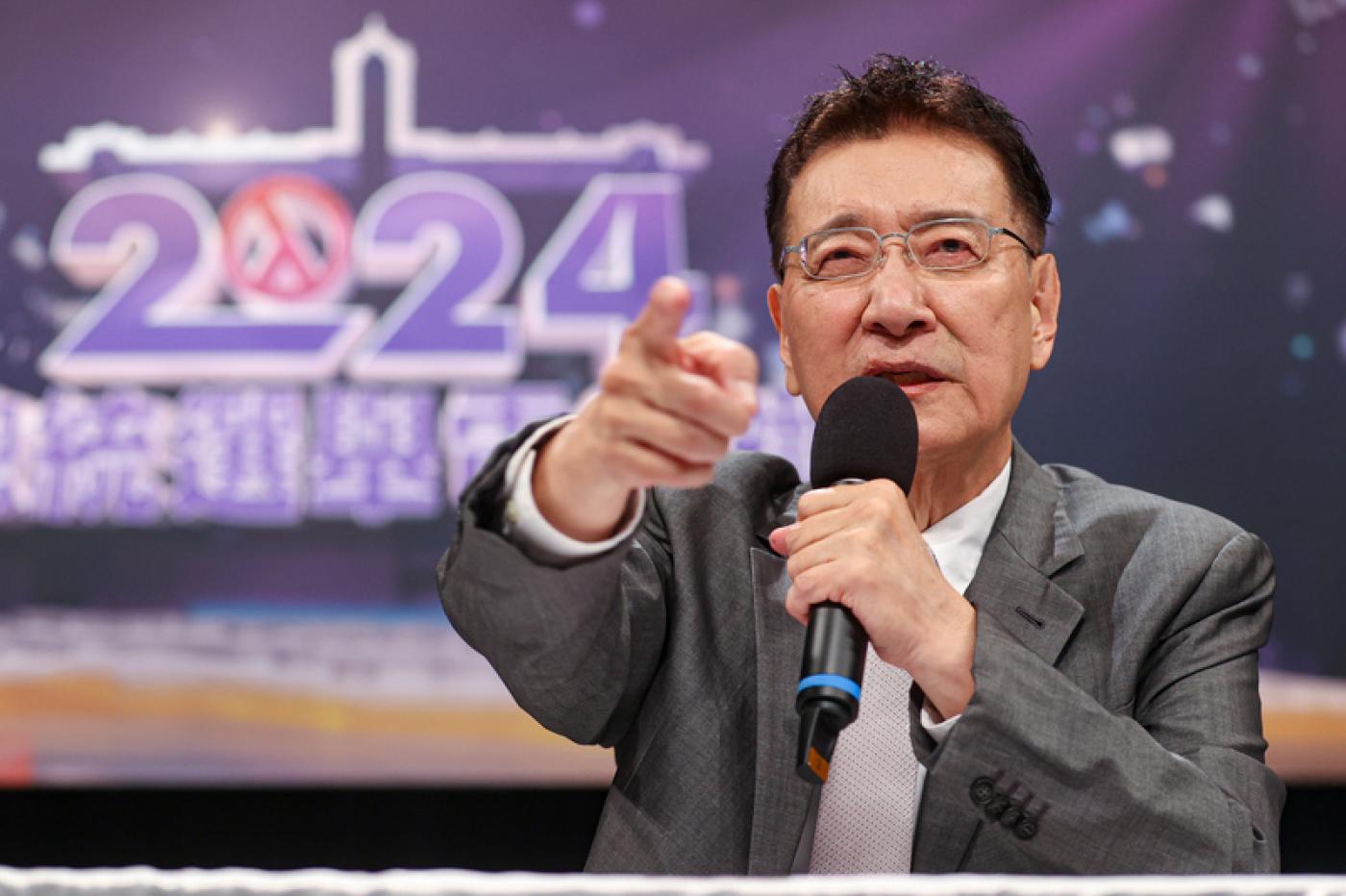 趙少康出席辯論會後記者會，回應媒體提問。中央社
