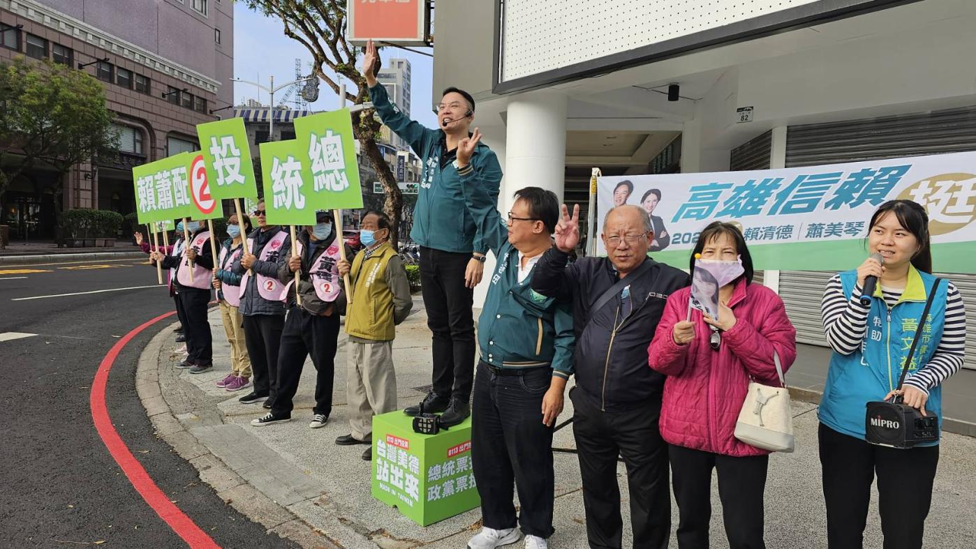 民進黨高雄市議員大清早全員出動號召選民「挺美德」。賴蕭競總提供