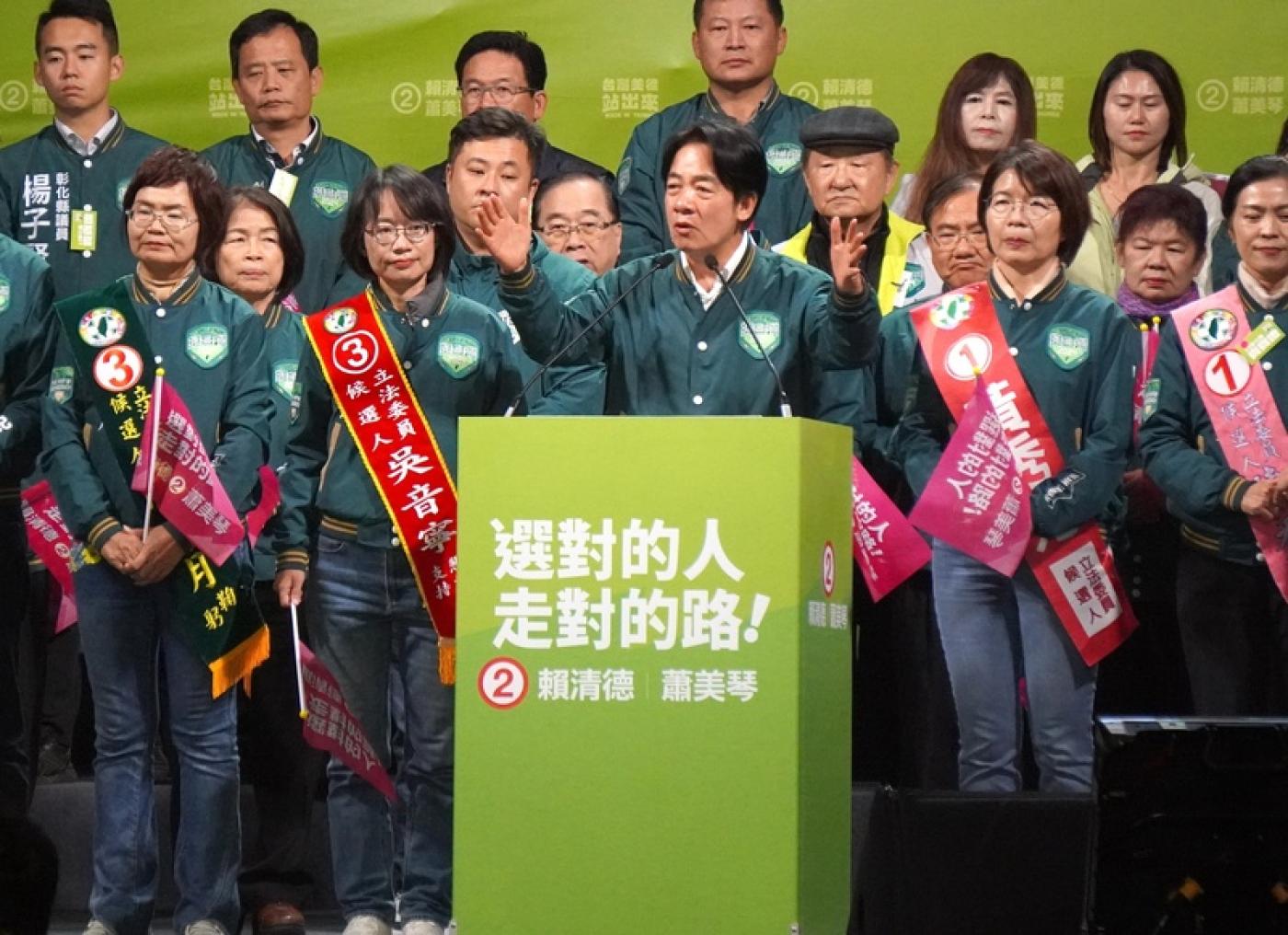 民進黨5日晚間在彰化溪湖舉辦造勢晚會，賴清德（中）表示，鄉親手中神聖一票將決定世界未來命運，拜託大家把選票投給民主及未來。中央社