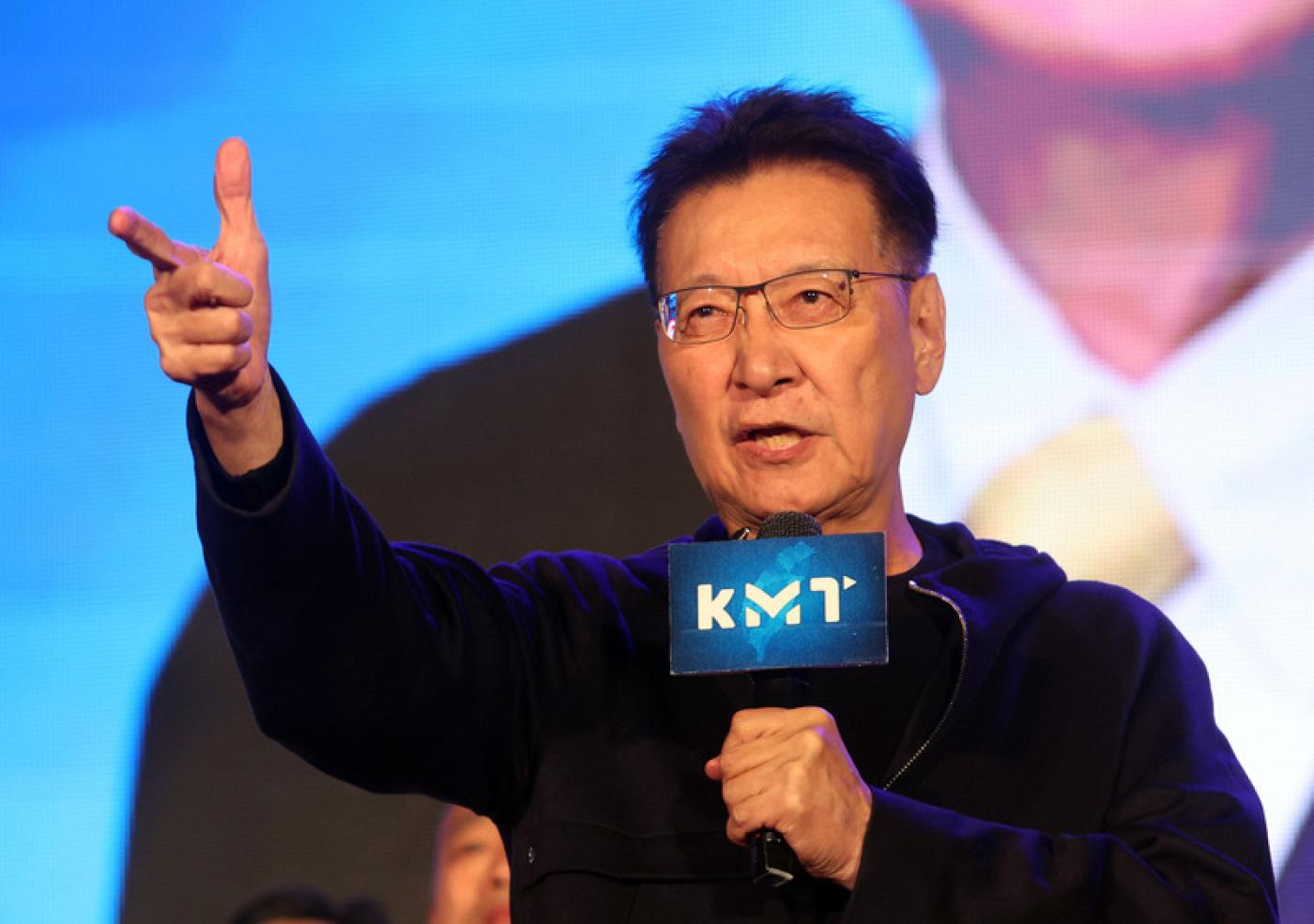 趙少康主動喊話國台辦，要中國解放軍別擾台。圖為趙少康6日晚間出席桃園造勢大會。中央社