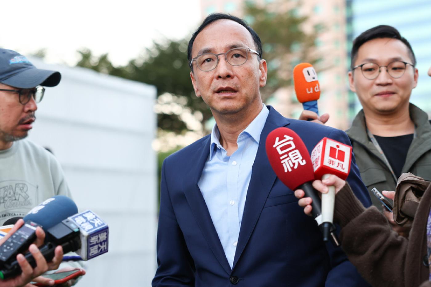 朱立倫（中）19日受訪表示，對於立院正副院長選舉，會非常清清白白、實實在在地團結所有黨內跟黨團同志，會一致行動、團進團出。中央社