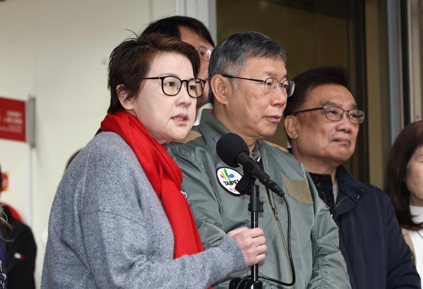 四叉貓爆她反對蔡壁如任中央委員，黃珊珊（左一）嗆告。林啟弘攝