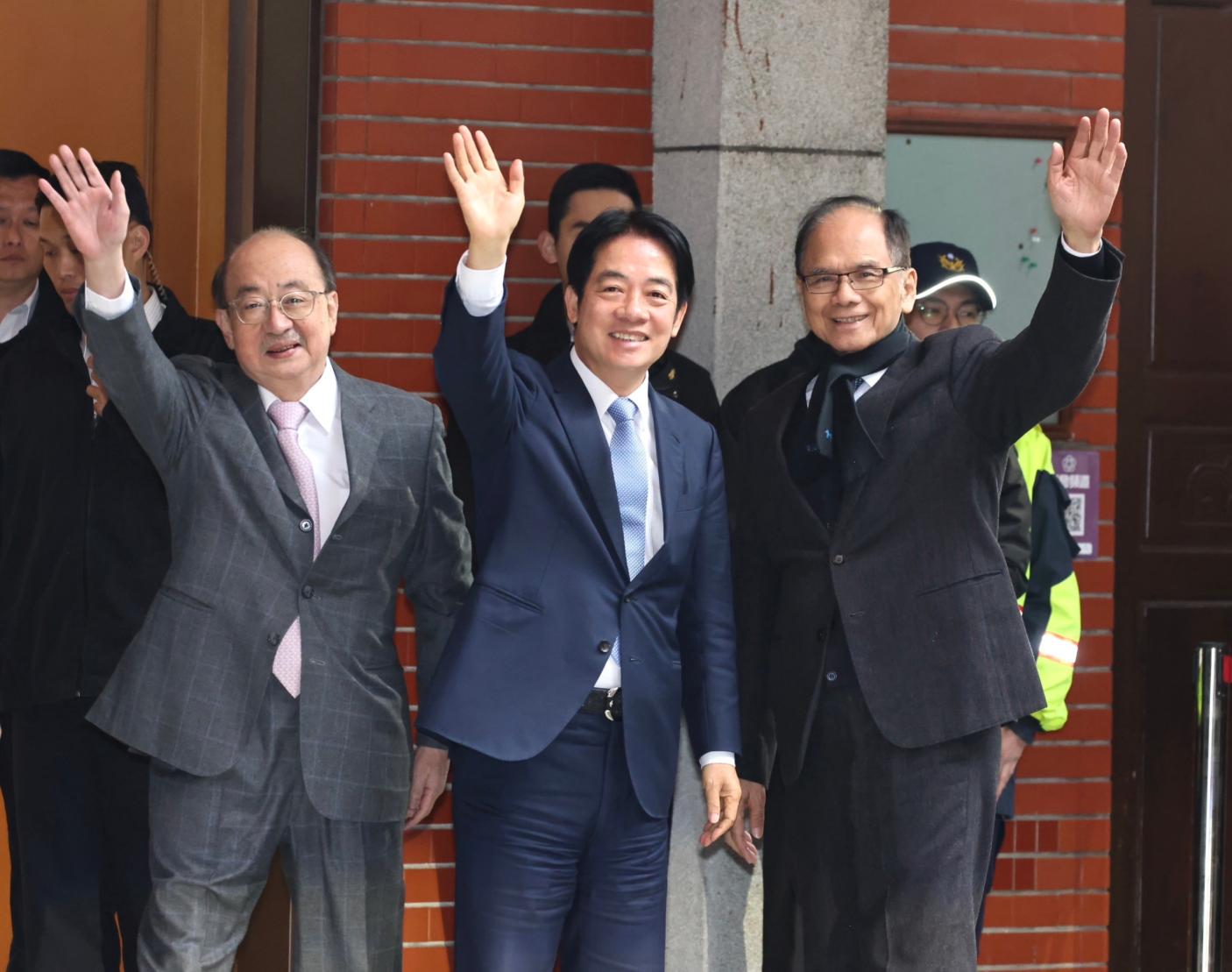 民進黨團總召柯建銘（左）26日公布7張表格，列舉民進黨30年來主導推動的國會改革法案。資料照片／林啟弘攝