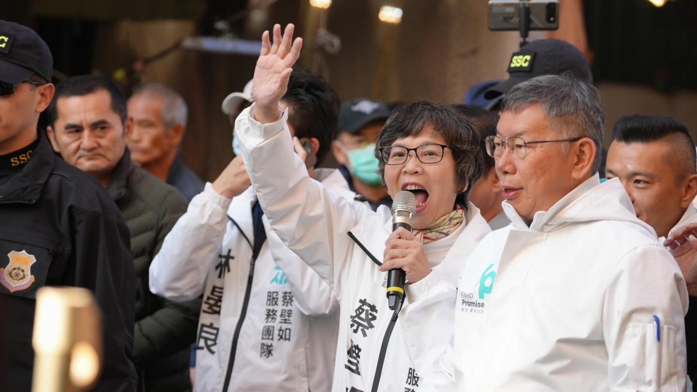 民眾黨主席柯文哲在選舉期間替蔡壁如站台造勢。翻攝蔡壁如臉書