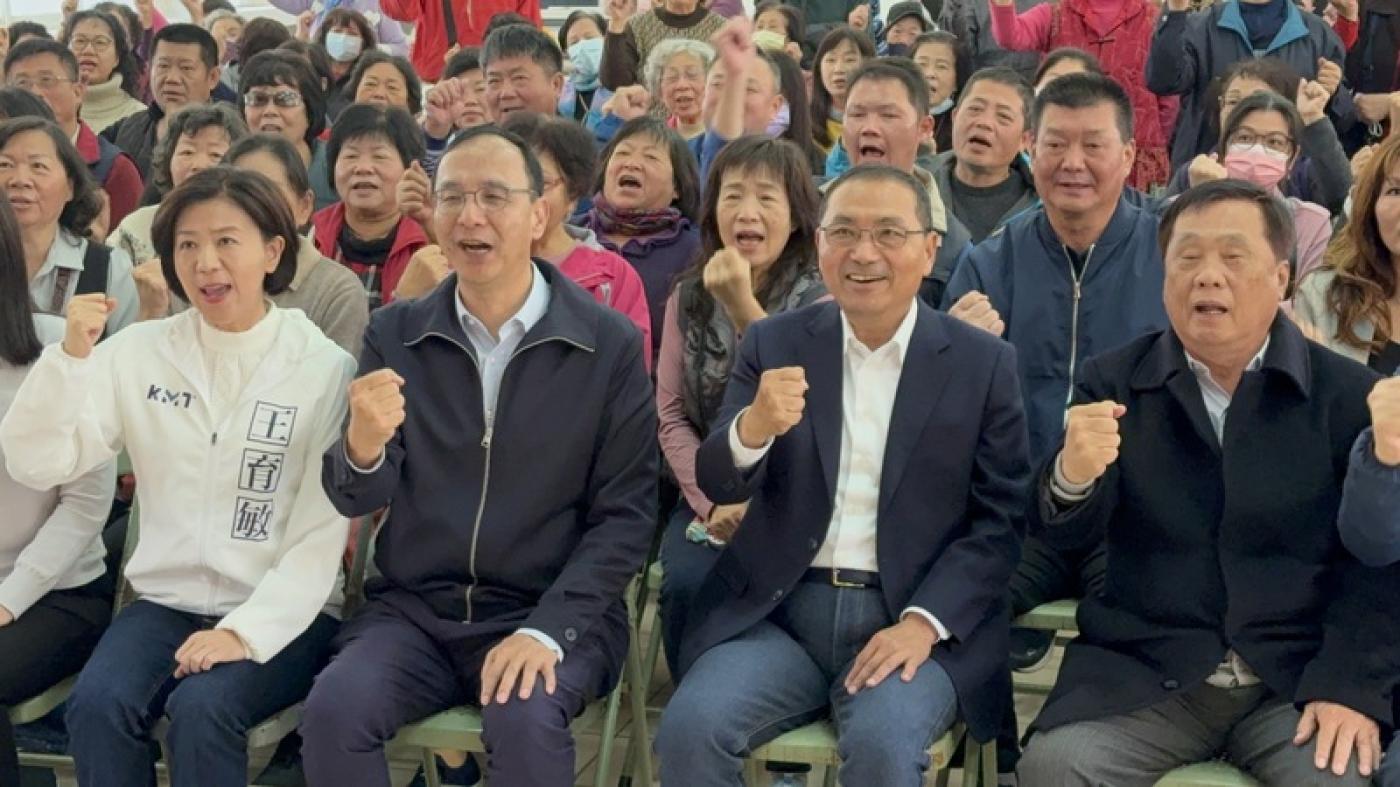 王育敏（前排左起）、朱主倫、侯友宜、翁重钧27日參加嘉義參加選後感恩茶會。中央社