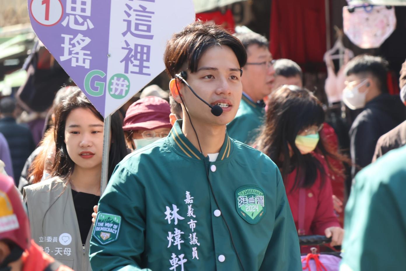 嘉義市議員林煒軒今早座車被追撞，還挨甩棍猛打。翻攝林煒軒臉書