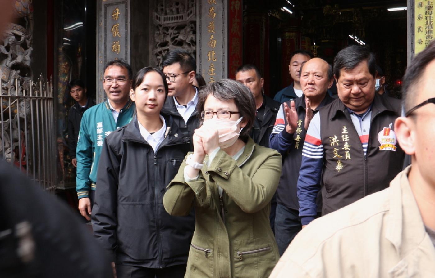 蕭美琴在苗栗在途中發現確診COVID-19，前往白沙屯拱天宮參拜時，戴2層口罩，以拱手代替握手向民眾致意。 中央社