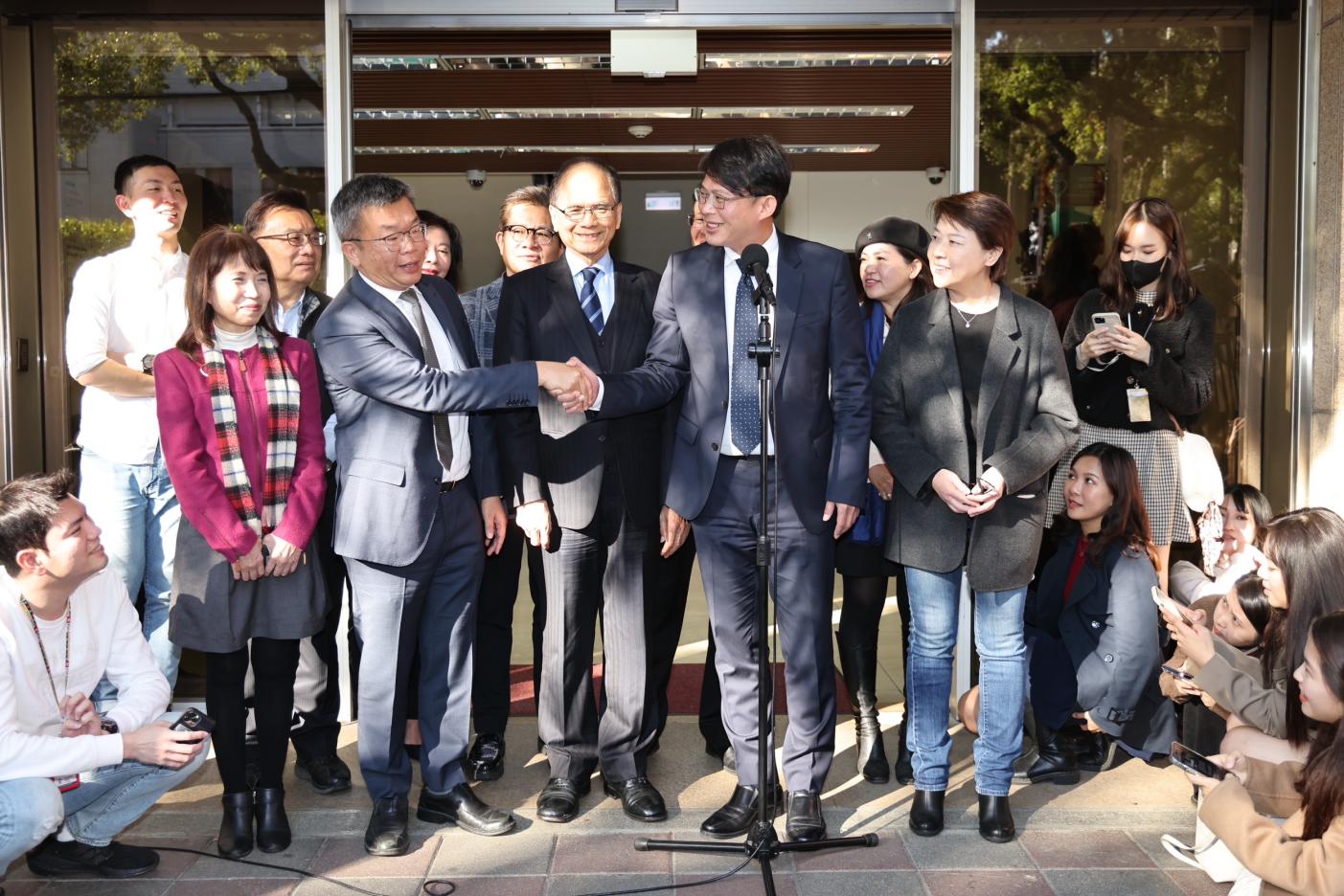 游錫堃、蔡其昌今下午拜會民眾黨團，會後蔡其昌與黃國昌握手致意。林啟弘攝