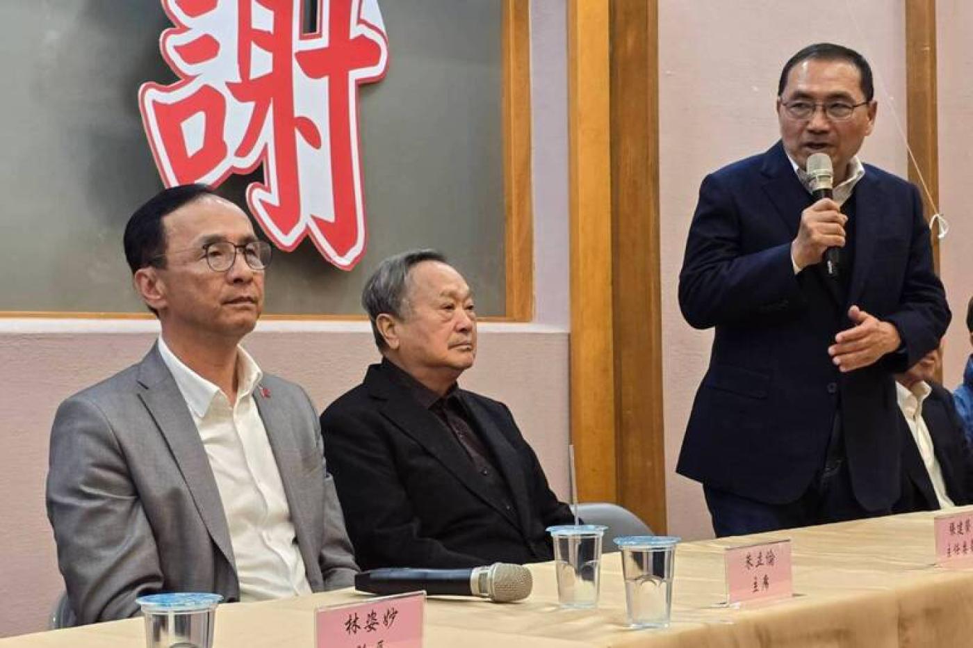 朱立倫（左）與新北市長侯友宜（右）29日晚間到宜蘭縣議會參加2024總統立委大選感恩茶會。中央社