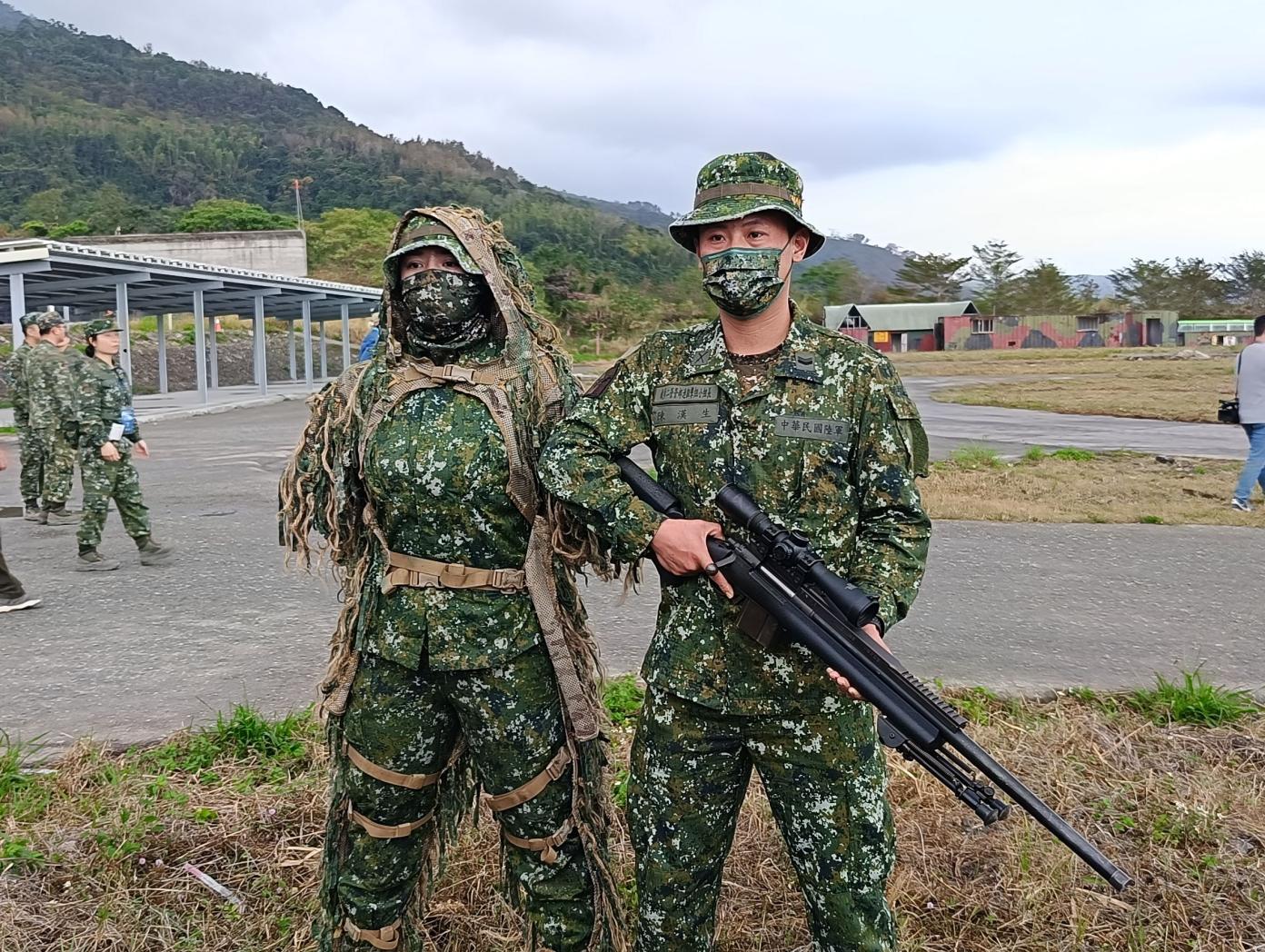 國軍首對史密斯夫婦，持狙擊槍者是陳漢生中士；著狙擊服是簡佩華上士。王烱華攝