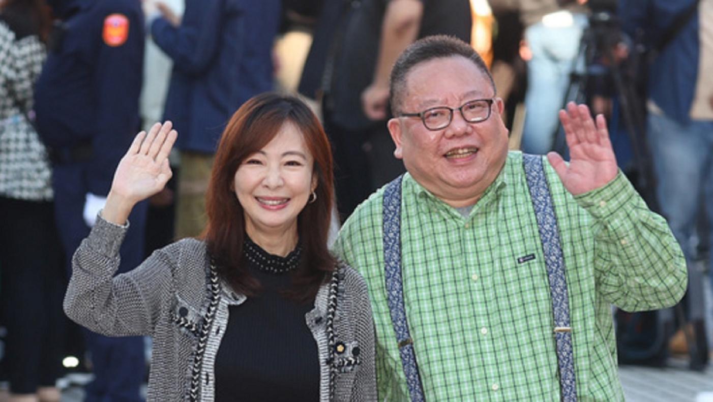 過去因主演戲劇麻辣鮮師爆紅、新科民進黨不分區立委郭昱晴帶劇中歡喜冤家「黃中興主任」葉民志陪同進場。中央社