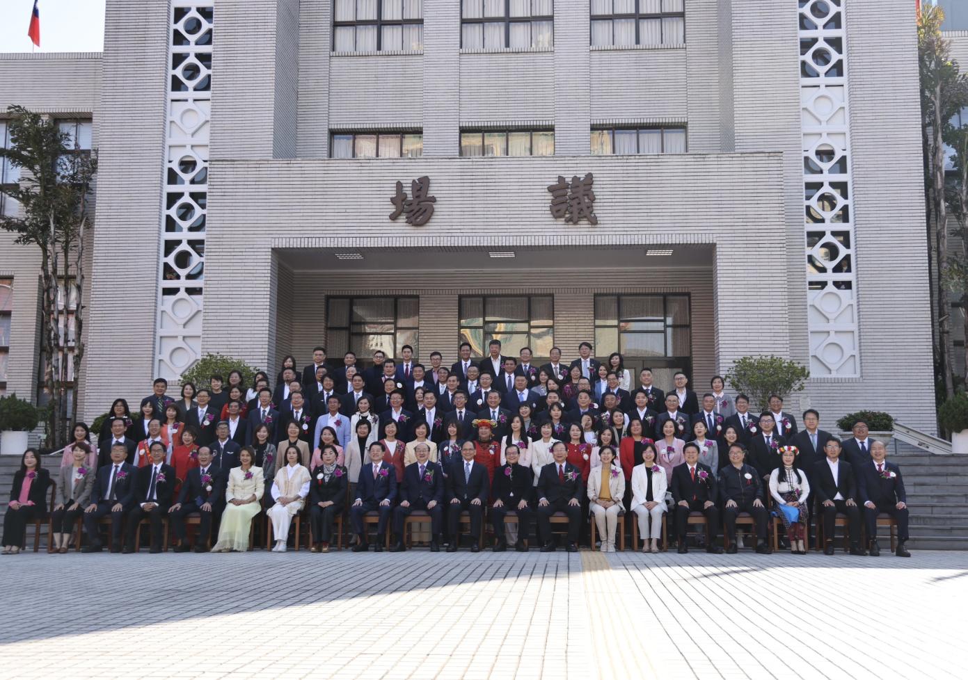 立法院第11屆立法委員1日報到，並舉行宣誓就職典禮，全體委員在議場前合影留念。林啟弘攝