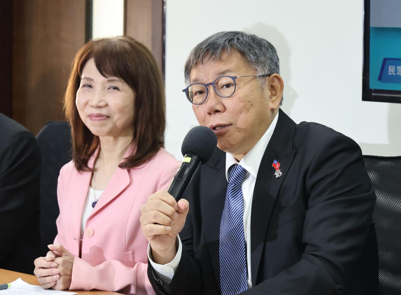 民眾黨主席柯文哲（右）２日針對是否有致電綠營醫界大老一事，痛批民進黨滿嘴謊言。資料照片／林啟弘攝