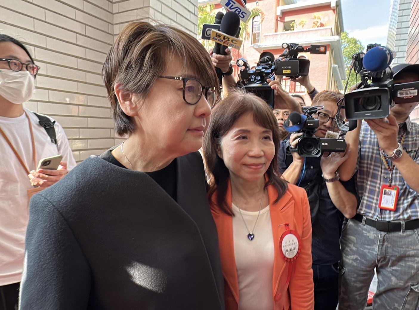 陳昭姿１日投票時，院長選票被認定廢票，黃珊珊事後和陳手牽手走進議場，稱只是小疏失，請外界不用再做文章。林啟弘攝