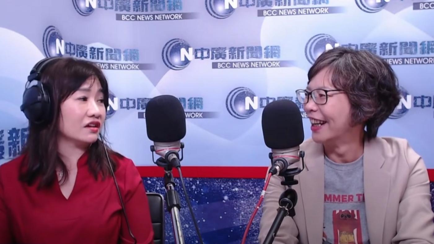蔡壁如（右）今接受王淺秋（左）主持的《千秋萬事》廣播節目專訪。翻攝中廣新聞網YＴ頻道
