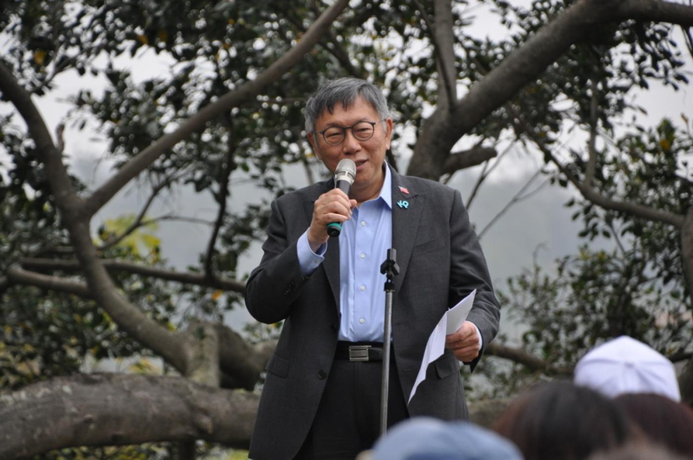 綠白為「電話門」持續交鋒，圖為民眾黨主席柯文哲3日到桃園市出席楊梅小草見面會。中央社