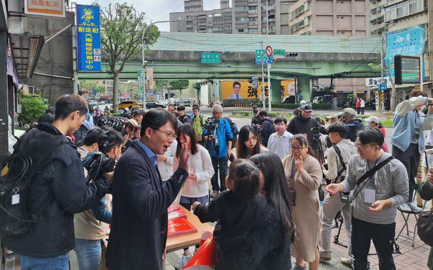 黃國昌3日在新北市板橋區成立聯合服務處，現場發放春聯與紅包。黃國昌服務處提供