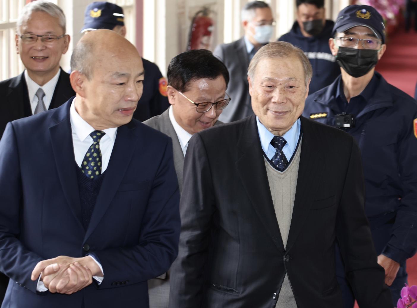 立法院長韓國瑜，在新任秘書長周萬來（右）的陪同下，一同至院內單位視察。林啟弘攝