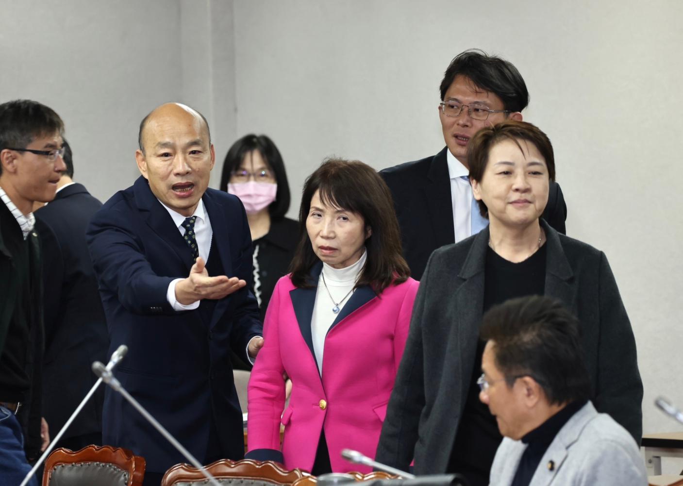 民眾黨中評會決議，暫停陳昭姿（穿粉紅外套者）中央委員職權2個月。資料照片／林啟弘攝