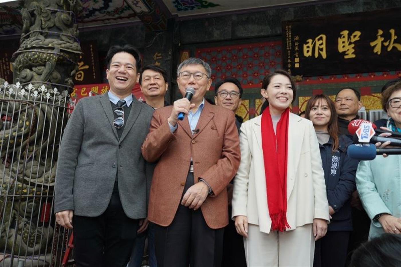 柯文哲今早與高虹安到普天宮參拜祈福。民眾黨提供