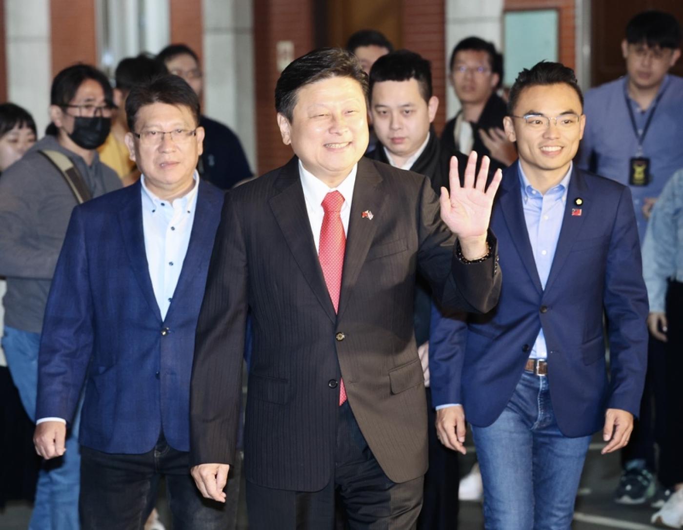 召委選舉是否禮讓民眾黨，國民黨團書記長洪孟楷（右）與總召傅崐萁（中）不同調。中央社資照