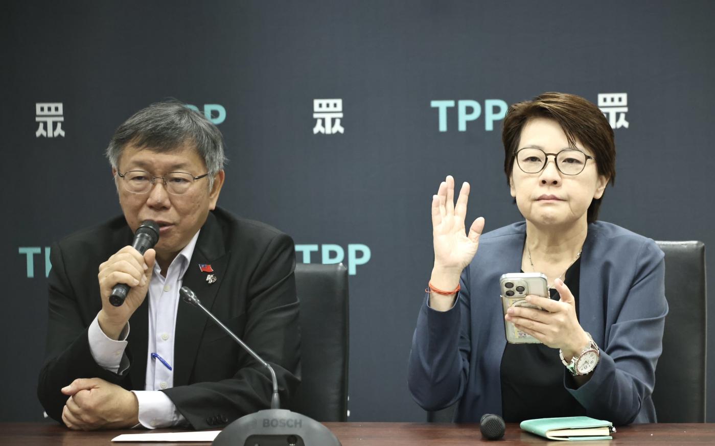 民眾黨主席柯文哲、黨團副總召黃珊珊受訪。林啟弘攝