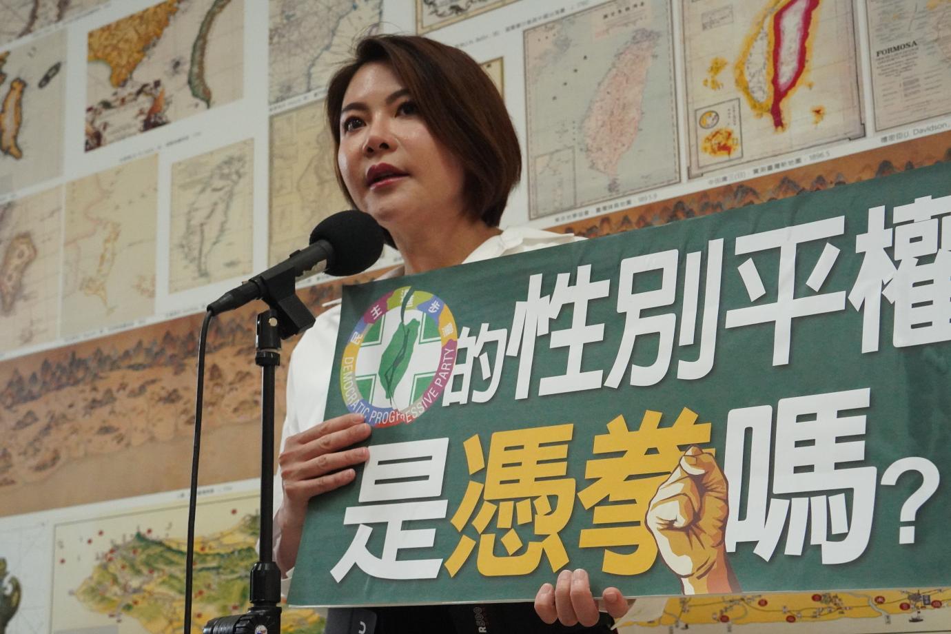 517當天藍委陳菁徽遭綠委鍾佳濱擒抱重摔，今著護腰出席，呼籲綠營女權委員出來說句話表態。林泊志攝