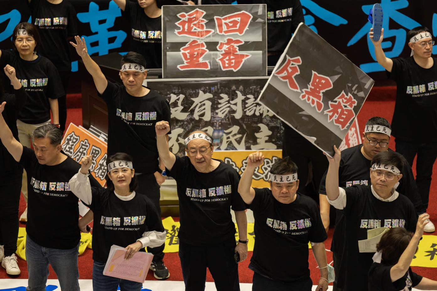 民進黨立法院黨團總召柯建銘25日表示，盼藍白冷靜坐下來好好談，談出一個遊戲規則、台灣民主才能繼續運作。翻攝柯建銘臉書