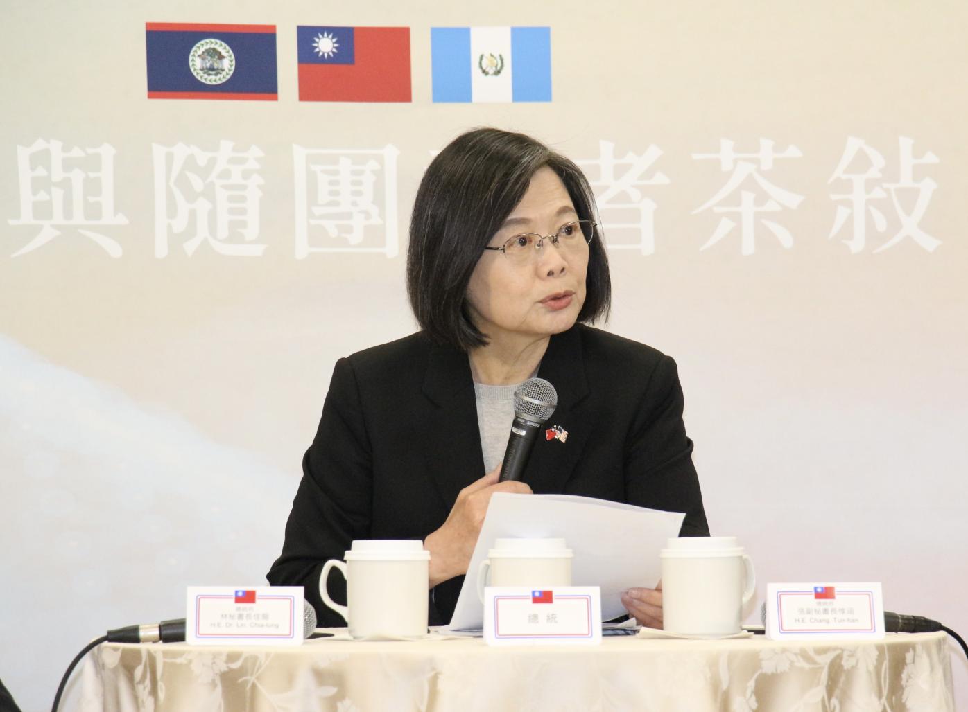 蔡英文即將結束出訪行程，返台前在洛杉磯與媒體茶敘談出訪成果。蘇聖怡攝