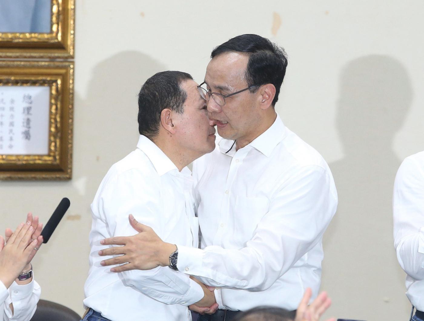 國民黨12日下午召開中常會，新北市長侯友宜（左）與黨主席朱立倫（右）的互動成為媒體關注焦點。中央社