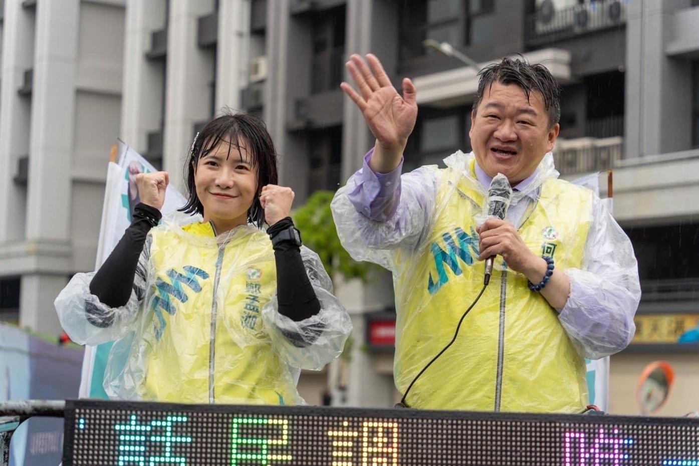民進黨新北市立委第1選區民調結果，湧言會新北市黨部主委何博文（右）勝出。翻攝何博文臉書