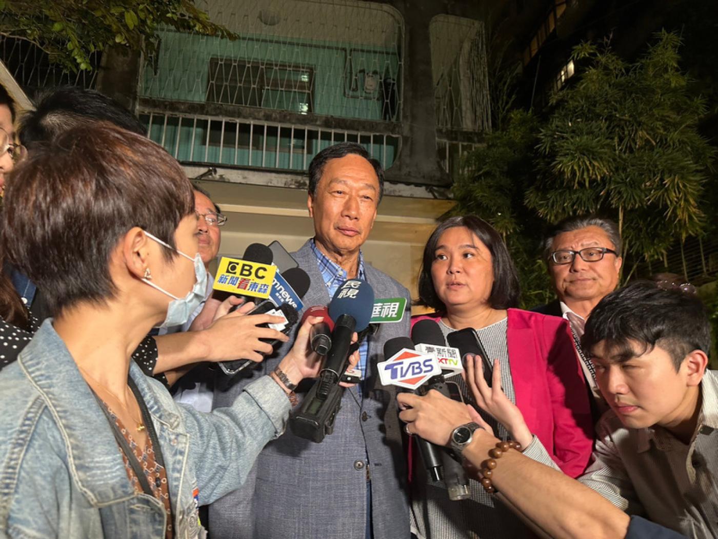 郭台銘25日與13位國民黨立委餐敘，他在會後受訪時說，大家都提醒要團結，這他謹記在心。中央社